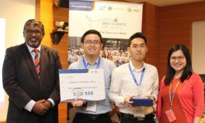 Monash University winners Leong Zhuan Kee (second right) and Peh Wei Li (second left) with Monash Malaysia R&D Sdn Bhd CEO Professor Mahendhiran Nair (left) and lecturer Dr Ewilly Liew (right)